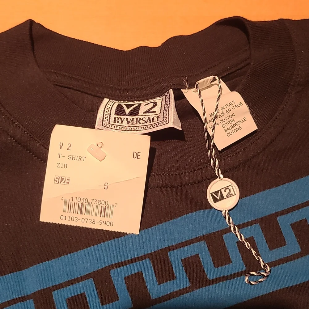 VERSACE V2 black men's t-shirt with blue logo size S - Picture 8 of 10